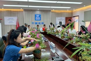 跟队记者：佩雷茨右膝内侧韧带撕裂，拜仁预计他将缺阵6周